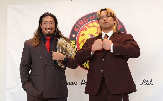 調印式で火花を散らしたIWGP王者・辻陽太と挑戦者・大岩陵平