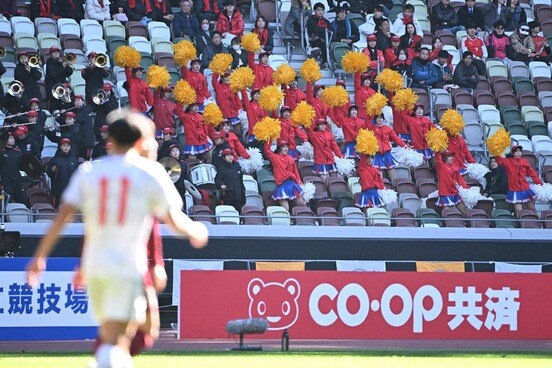 選手に声援を送る神村学園応援団