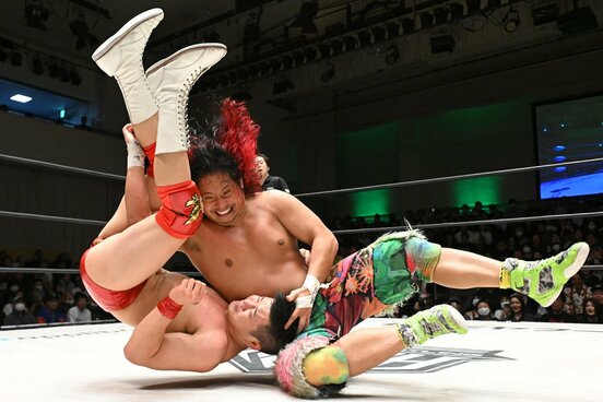 小田嶋（左）にトドメを刺した高橋ヒロム