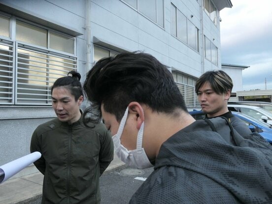 阿部拓真(右)が原大智(左)―桜井祐太郎に任せて人気に応える