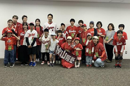 １４組３０人の親子を２５日のＤｅＮＡ戦に招待した広島・秋山翔吾