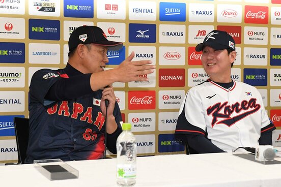 井端弘和監督（左）とリュ・ジヒョン監督