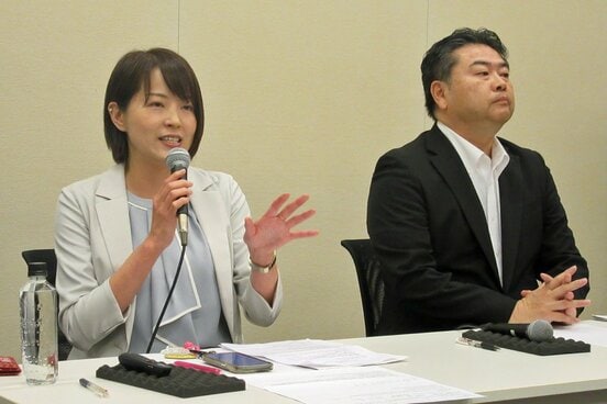いのちの党(旧れいわ新選組)の八幡愛副代表(左)と高井崇志幹事長