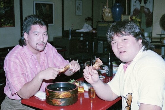 食事をする(左から)蝶野正洋、橋本真也(1988年)