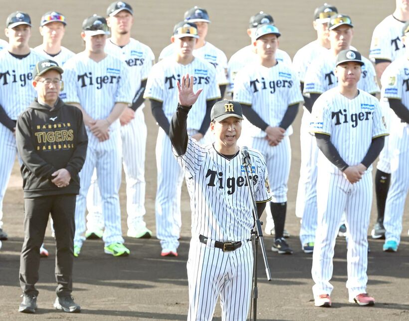 セレモニーで挨拶する藤川球児監督