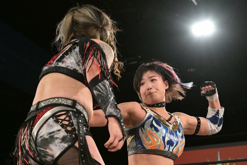 YuuRI(左)とのシングル戦に勝利したMIRAI