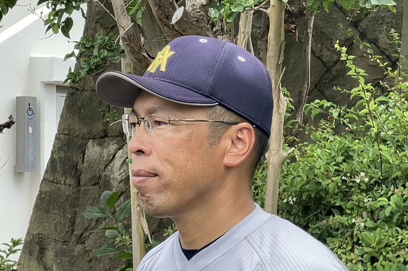 取材に応じる青森山田・兜森監督