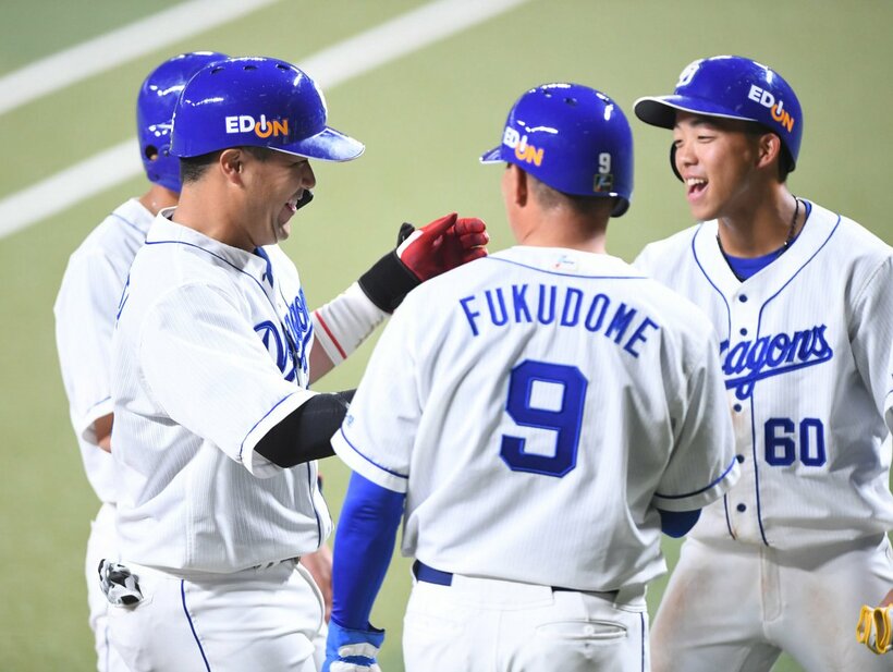  満塁の走者全員で中日・木下(手前左)を祝福（東スポWeb）