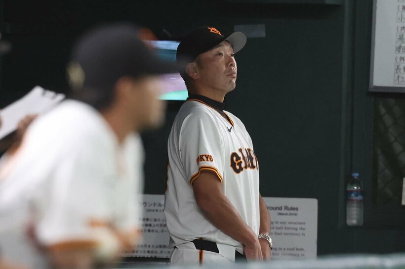 戦況を見守る巨人・阿部監督