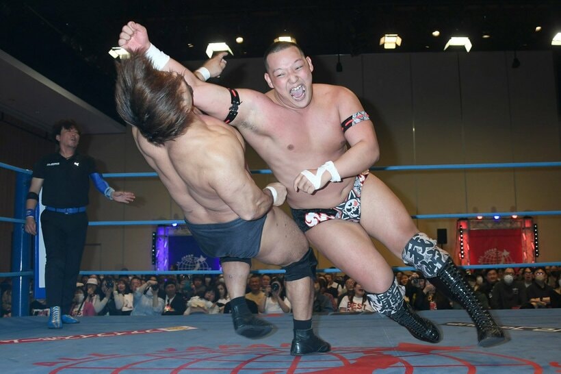 関本大介にラリアートを打ち込む菊田円