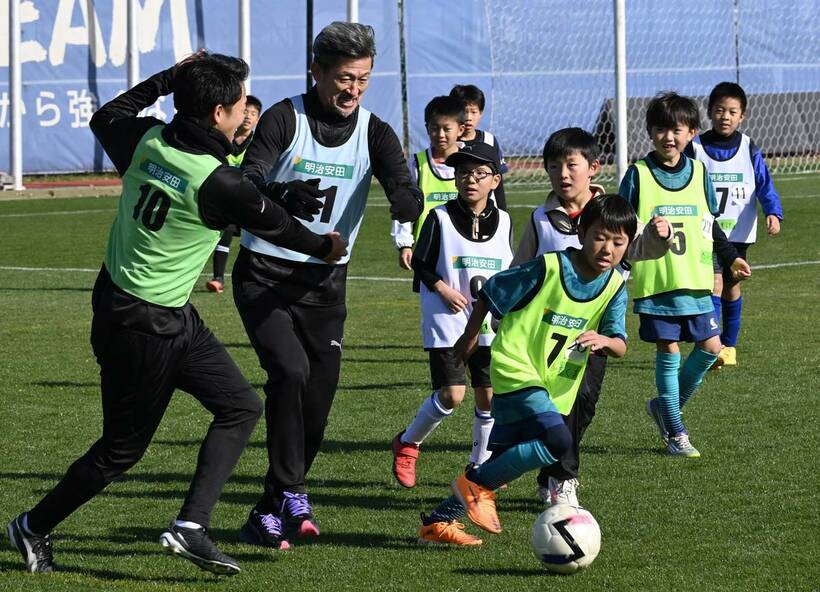 子供たちとゲーム形式のトレーニングを行う三浦知良