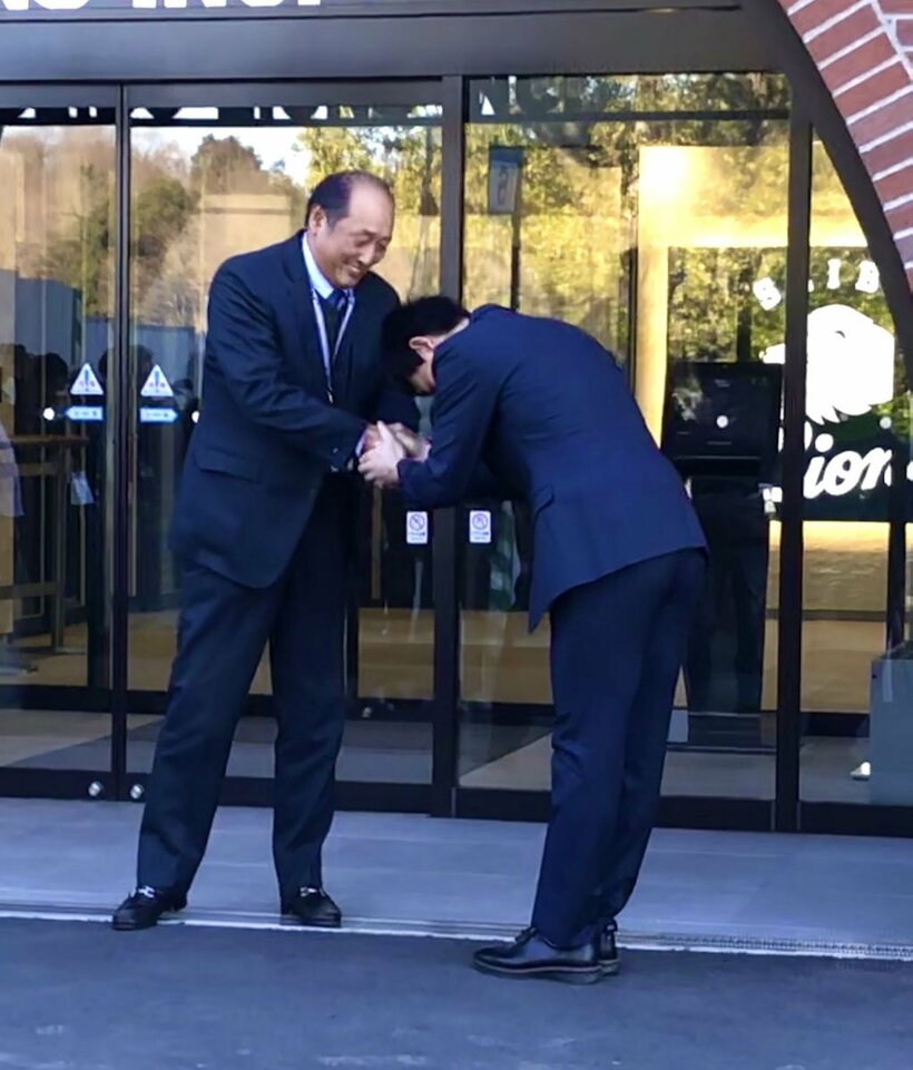  レッズ移籍の際、渡辺ＧＭ（左）に深々と礼をし感謝の念を示した秋山（東スポWeb）