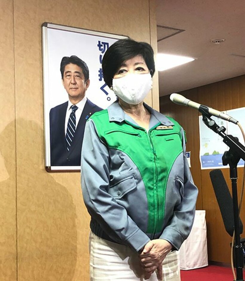  党本部で二階幹事長に当選報告した小池知事