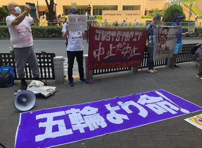  聖火到着式のすぐ隣では五輪反対運動が…