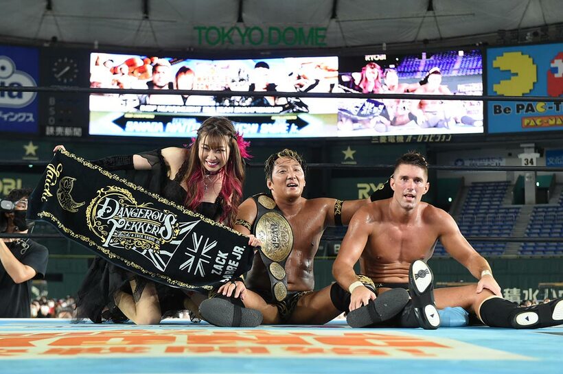  ＩＷＧＰタッグ王座に返り咲いたタイチとザック。左はあべみほ（新日本プロレス提供）