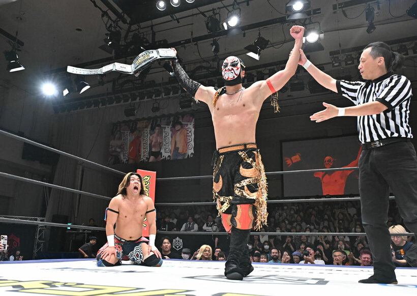 試合後、勝俣瞬馬（左）を急襲しアイアンマン王座を奪取した隈取