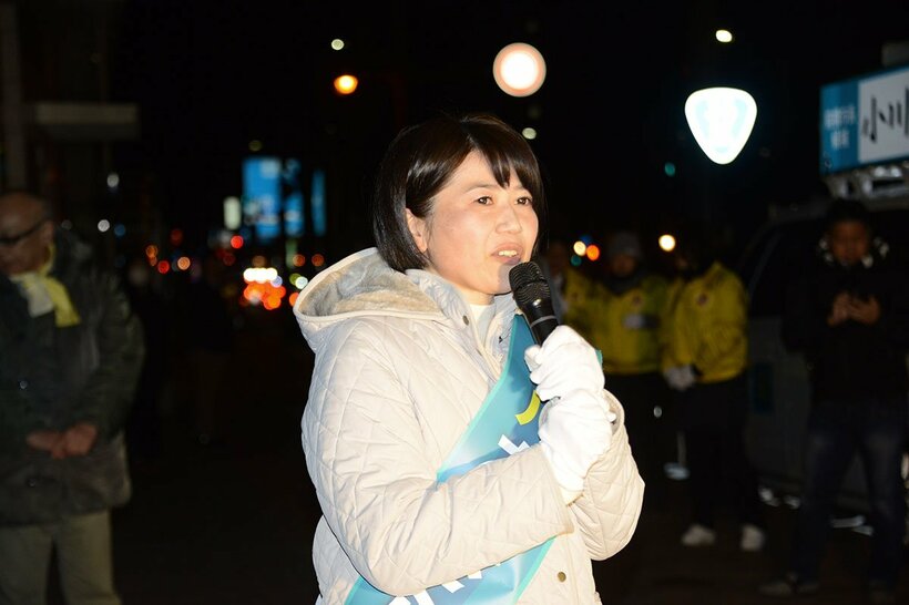 寒空の中、夜の街頭演説を行った小川晶氏