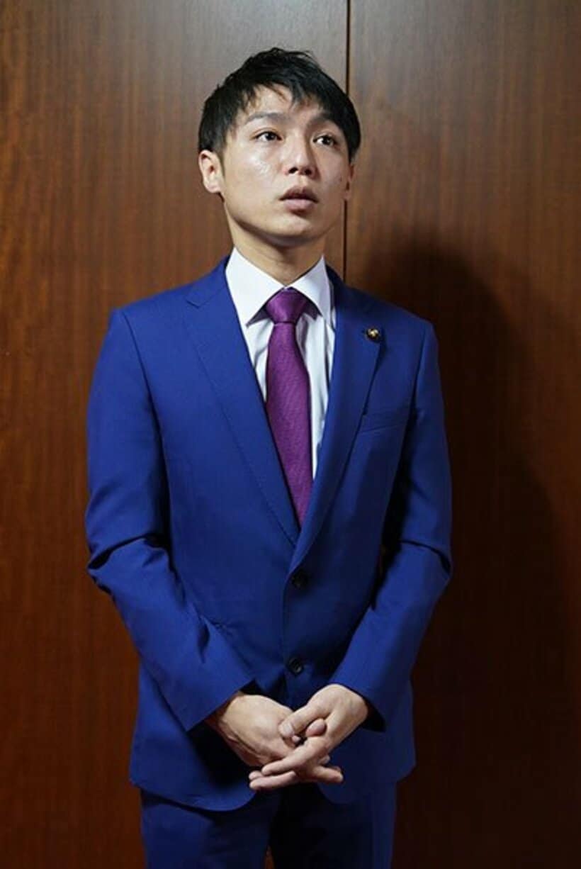  スーツ姿で初登庁したスーパークレイジー君市議