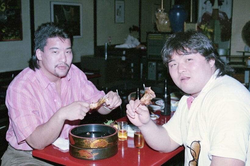 食事をする（左から）蝶野正洋、橋本真也（１９８８年）