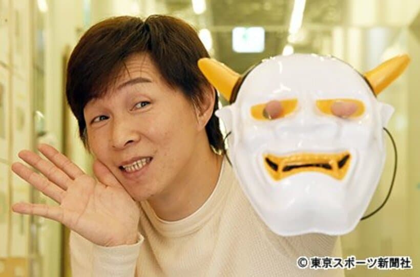般若のお面を持って「い～よぉ～」をかましたアキ