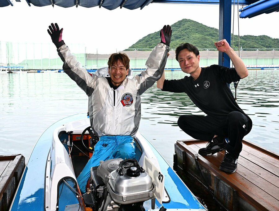岡山支部の渡辺和将(右)に祝福される吉田拡郎