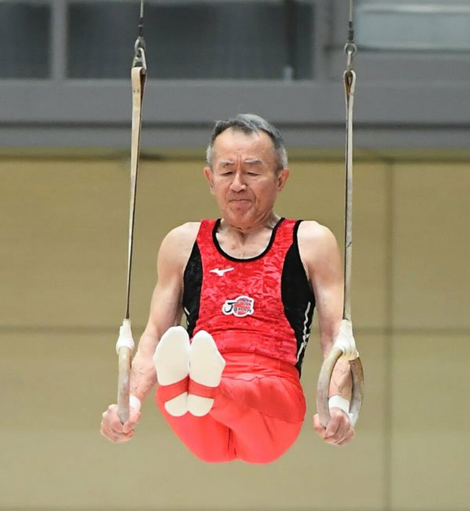  吊り輪の演技を披露する中村能史さん