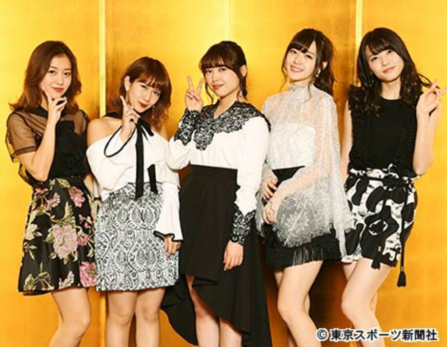 左から萩原、岡井、中島、鈴木、矢島の５人は笑顔でアイドル人生最後の晴れ舞台に臨む