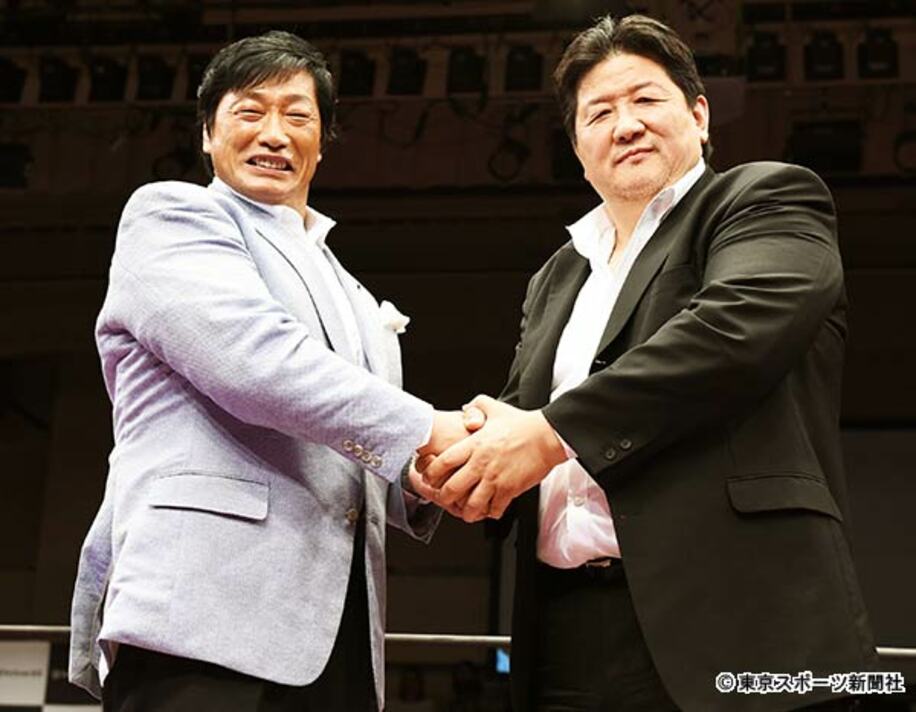  トークバトルで前田日明氏（右）と笑顔で握手を交わす小橋