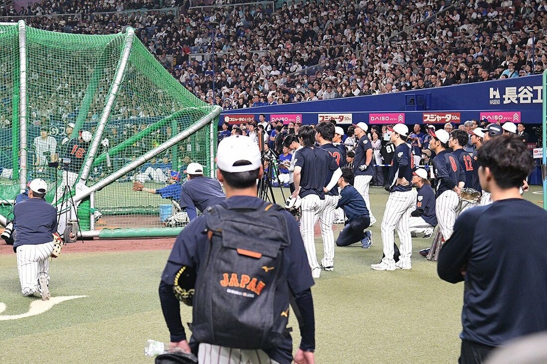 大谷翔平のフリー打撃を見守る侍ジャパン、中日両軍の選手たち