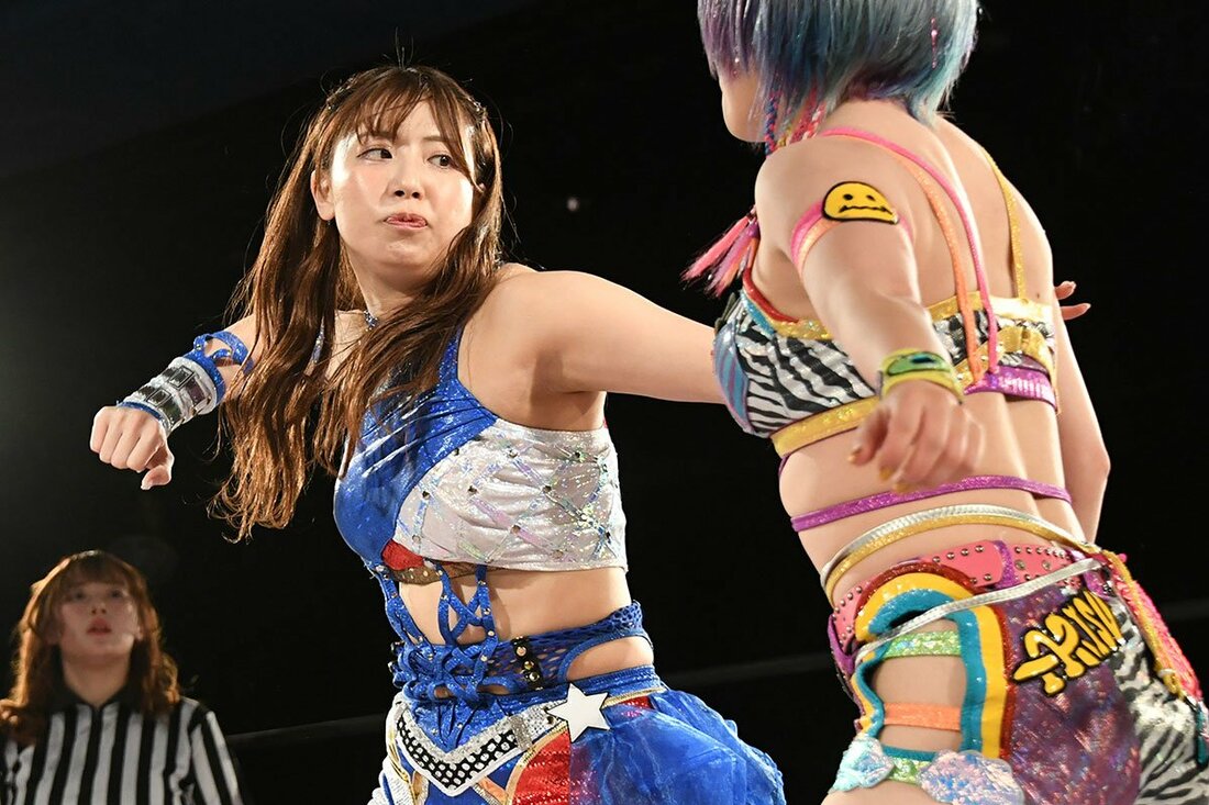 遠藤有栖(右)と激しいエルボーの打ち合いを見せた荒井優希