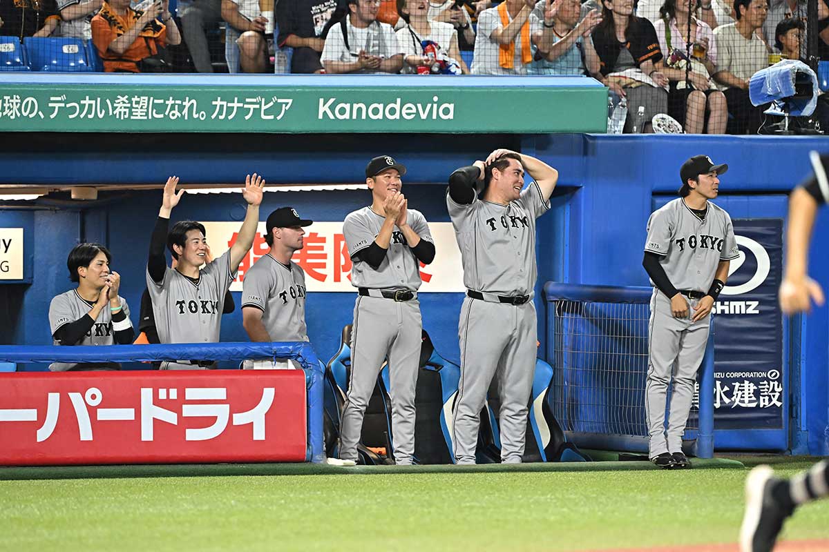 【巨人】打線爆発で快勝 歓喜のナインは橋上監督代行に「ナイス代行!」と絶叫 | 東スポWEB