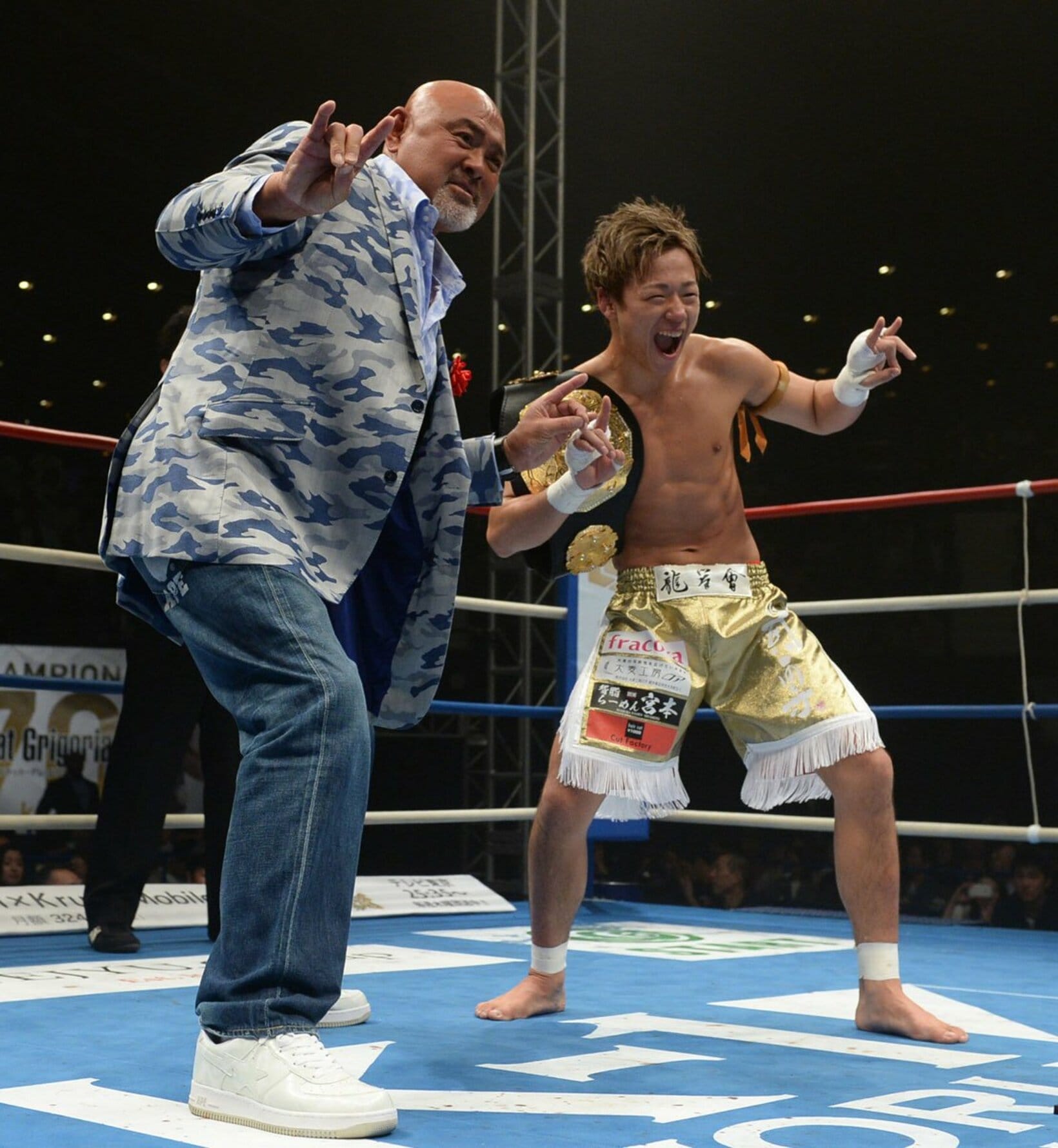 試合後武藤敬司とポーズを決める武尊(右)