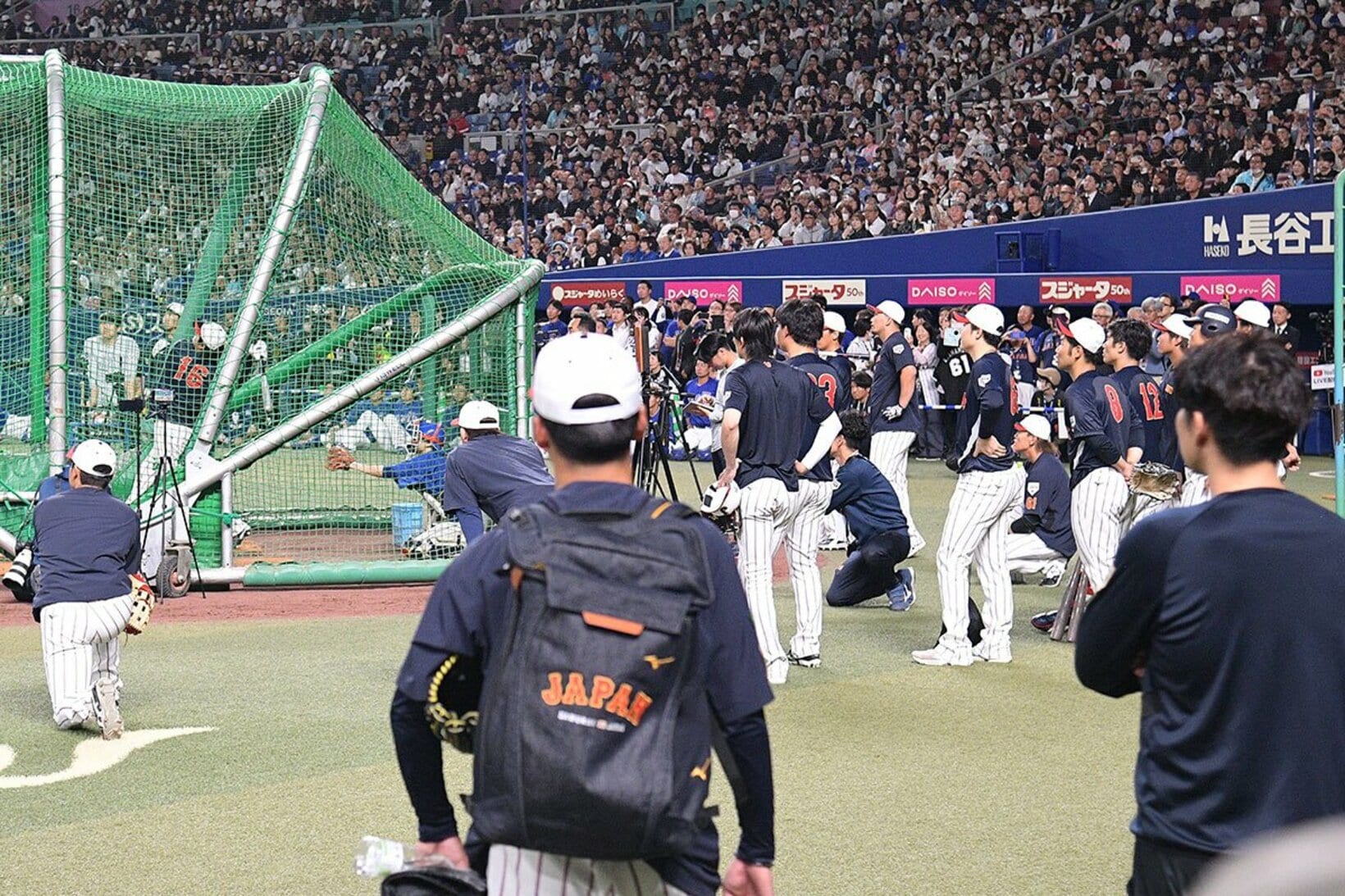 大谷翔平のフリー打撃を見守る侍ジャパン、中日両軍の選手たち