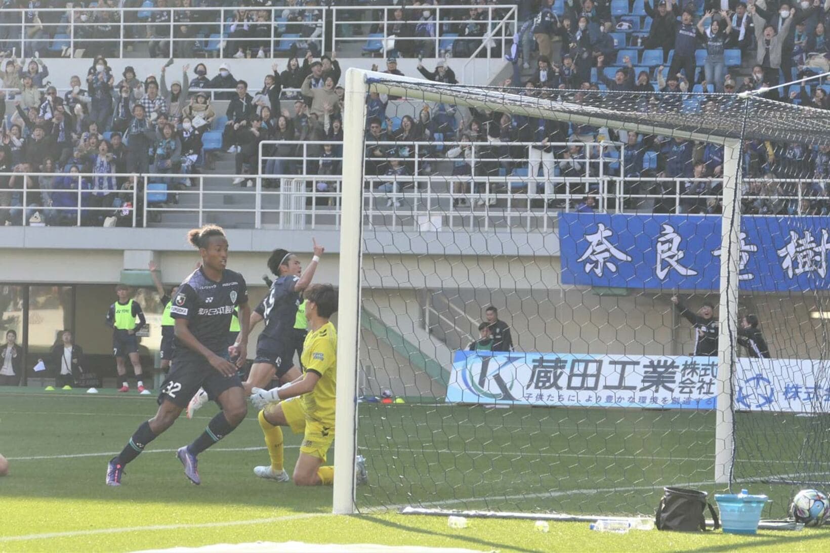 ２点目のゴールを挙げ、指を立てて駆け出す辻岡（右奥）