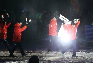 開会式でイタリアの国旗を頭にさして練り歩いた二階堂蓮（右＝代表撮影）