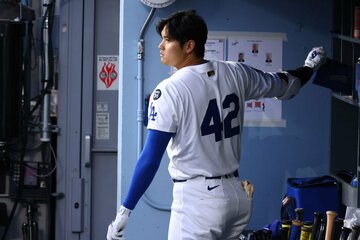 ４２番のユニフォームを着用する大谷翔平