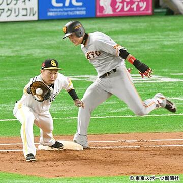  アウト判定となった陽岱鋼（右）の走塁