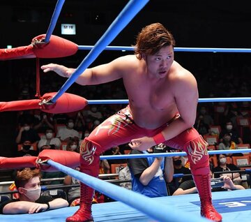 コーナーのターンバックルを叩いてリズムをとる宮原。これが原動力だ