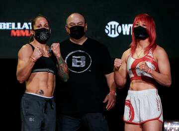  計量をクリアした渡辺華奈(右)、左はリズ・カムーシュ(c)Bellator