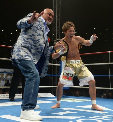 試合後武藤敬司とポーズを決める武尊(右)