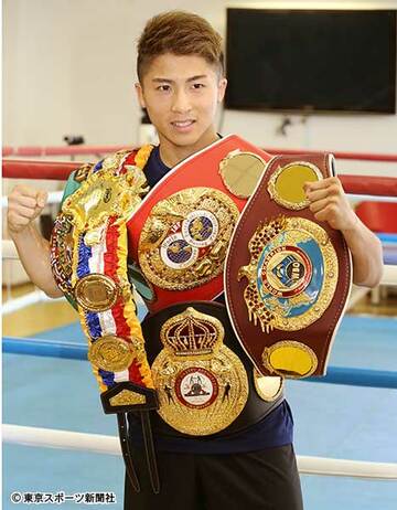  井上は５本のベルトを披露