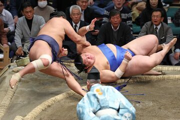 豊昇龍（左）に敗れた大の里