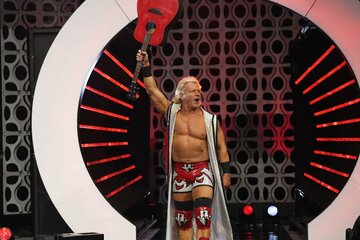 ギターを掲げるジェフ・ジャレット（©All Elite Wrestling）