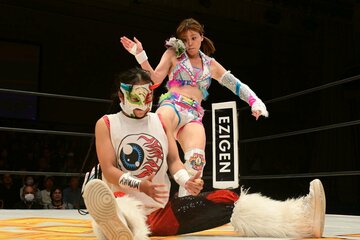 15歳・CoCo(左)に強烈な蹴りを入れる32歳のＳフライ級王者・岩谷麻優