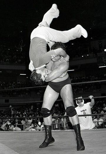  鶴田のボディスラムを食らう和田レフェリー（８７年１０月、日本武道館）