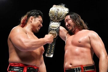 試合後、同門の先輩・鷹木信悟(左)を挑発する辻陽太