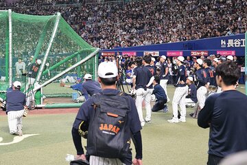 大谷翔平のフリー打撃を見守る侍ジャパン、中日両軍の選手たち