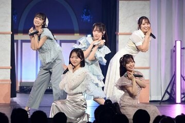 石田千穂(中)のために駆け付けたSTU48の卒業メンバーたち