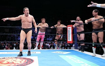 3・7の新日「旗揚げ記念日」で10人タッグながら、同じリングに立った藤波(左)とウルフアロン