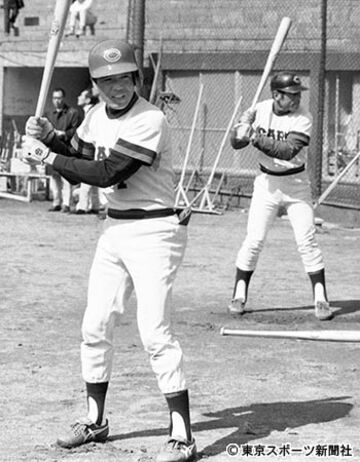  キャンプでお互いを意識しながら素振りする大下氏（手前）と衣笠氏（１９７５年２月）